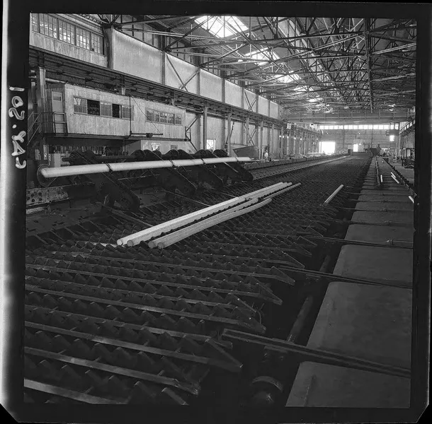 [Compañía de Acero del Pacífico : Alto Horno, fundición de acero Huachipato; proceso de laminación] [fotografía] Luis Ladrón de Guevara.