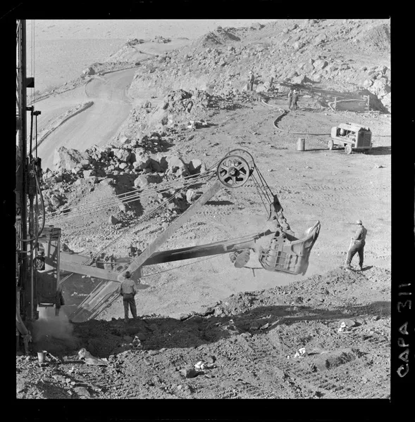 [Maquinaria minera en operaciones, exterior mina "El Algarrobo"]  [fotografía] Luis Ladrón de Guevara.