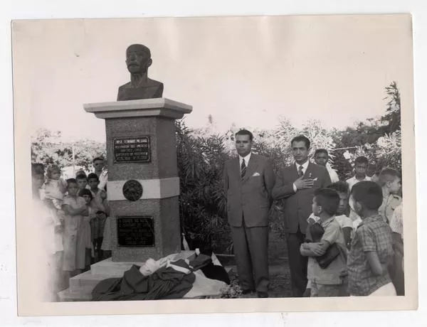 [Cónsul de Chile Carlos Lamas junto a busto de José Toribio Medina, en celebración de su centenario]  [fotografía].