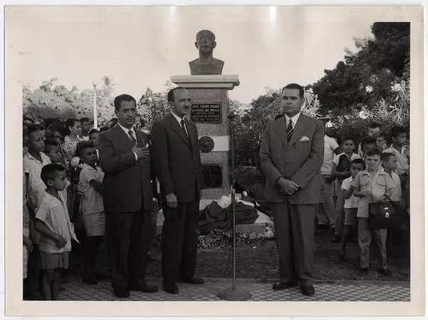 [Cónsul de Chile Carlos Lamas junto a busto de José Toribio Medina, en celebración de su centenario]  [fotografía].