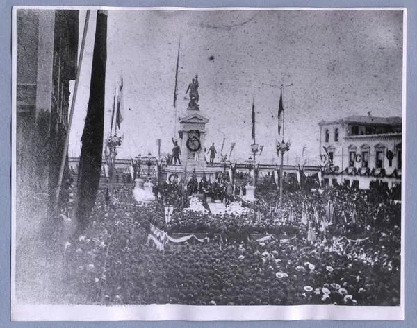 [Discurso del presidente Santa María en homenaje a los héroes del Combate Naval de Iquique, al ser sepultados sus restos en la Cripta de la Marina]  [fotografía].