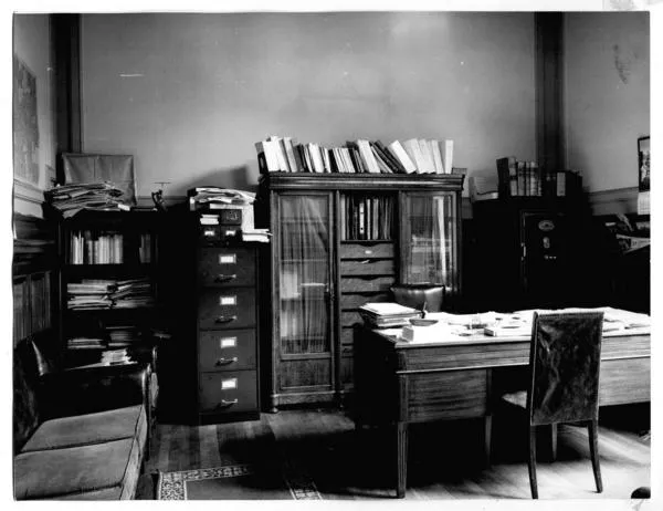 [Biblioteca Nacional. Sala de la dirección, se divisan estantes, un kardex y un escritorio]  [fotografía].