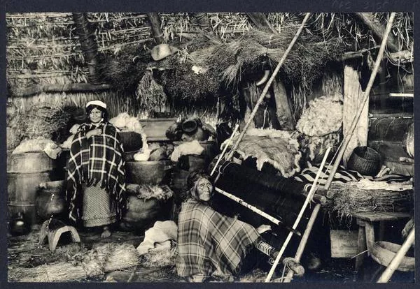 [Mujer anciana tejiendo con un telar al interior de ruca]  [fotografía]