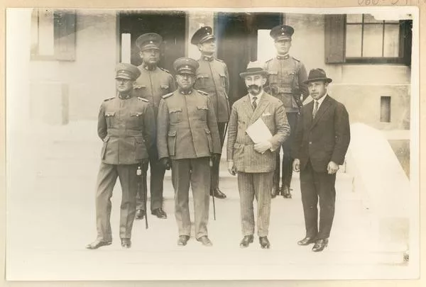 [Militares chilenos y dos civiles]  [fotografía]