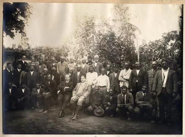 [Peruanos que en Azapa ofrecieron espontáneamente una manifestación de adhesión a la autoridad en la persona del gobernador Bustos y subdelegado Carlos Blantatt]  [fotografía].