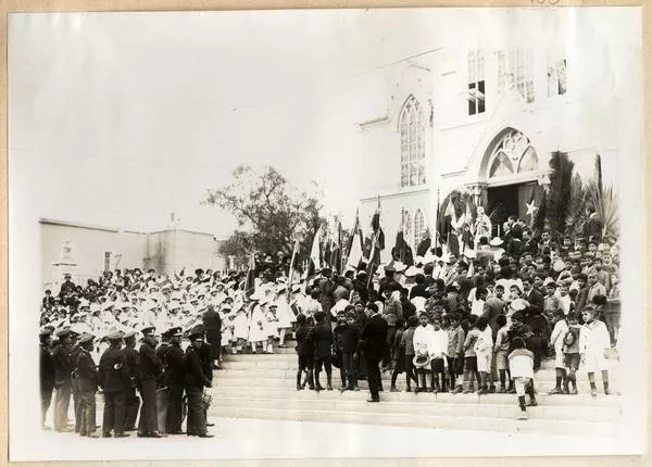 [Bendición de los estándartes que el gobierno obsequió a las escuelas del departamento de Arica]  [fotografía].