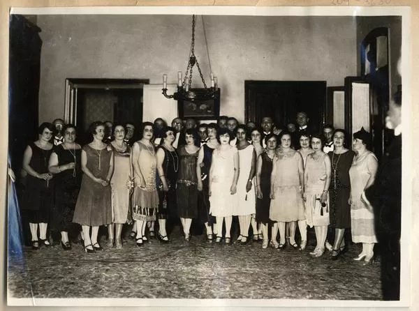 [Grupo de mujeres en un baile social en la gobernación departamento, Arica]  [fotografía].