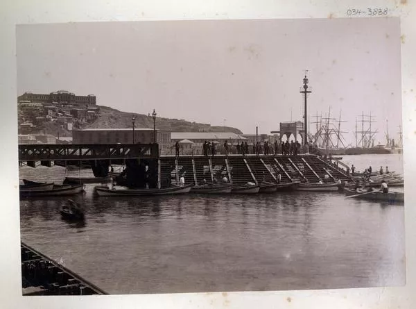 [Vistal del muelle fiscal de Valparaíso, con botes para pasajeros]  [fotografía] Fotografía Leblanc.