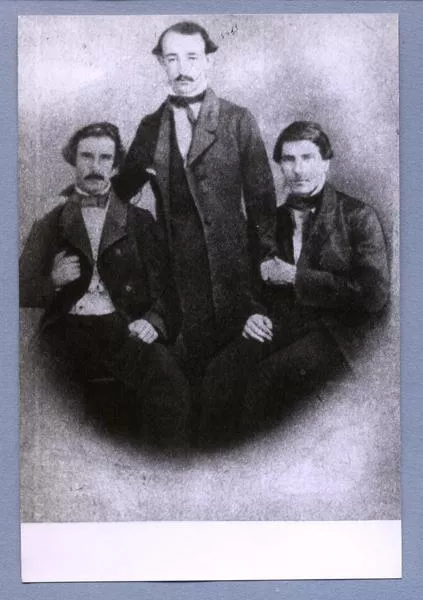 [Retrato de tres hombres no identificados]  [fotografía].