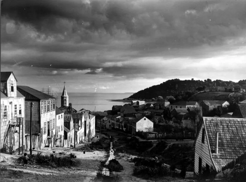 [Calle Lota, al costado izquierdo, se aprecia la torre de la Iglesia del Colegio María Auxiliadora, construida en 1915; al fondo, se observa la Bahía de Puerto Montt y la Isla Tenglo]  [fotografía] Jorge Opazo Galindo.