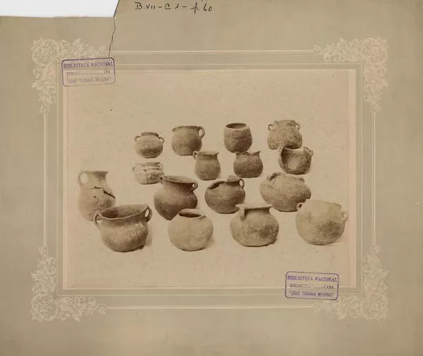Excavaciones [arqueológicas] en la Hacienda de Cauquenes : ollas y útiles en greda del hombre prehistórico de Chile [fotografía].