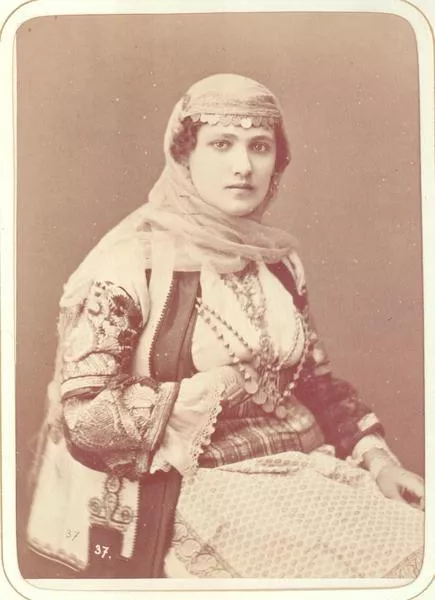 [Mujer no identificada]  [fotografía] P. Moraites.
