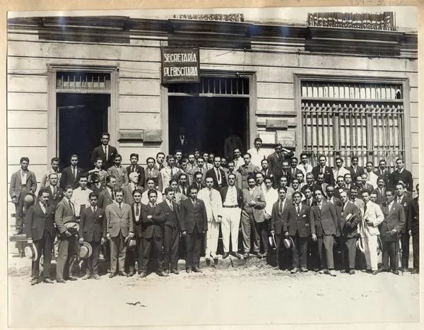 [Grupo de personas a la salida de la Secretaría Plebiscitaria, norte de Chile]  [fotografía]