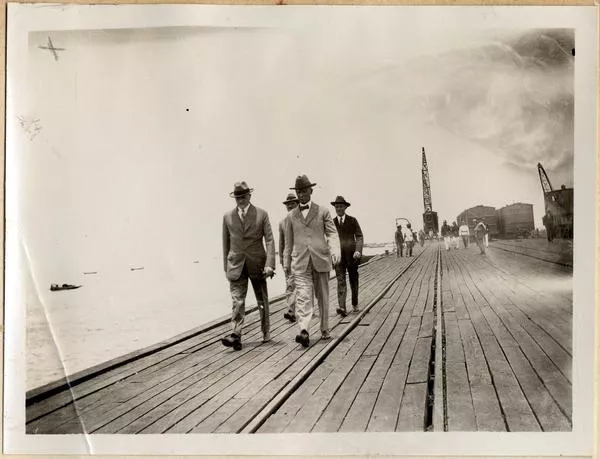[Lassiter, desembarcando en Arica]  [fotografía].