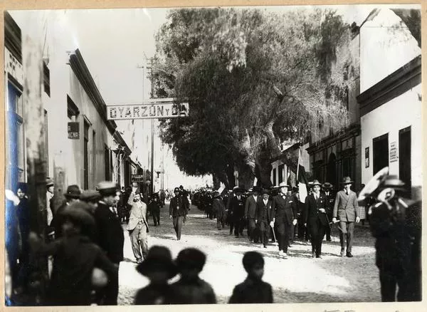 [Desfile patriótico en Arica]  [fotografía]