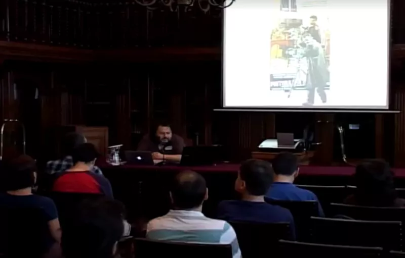 [Charla un país falso: Arte y novela gráfica Parte 1 y 2]  [videograbación] presentación de Álvaro Bisama.