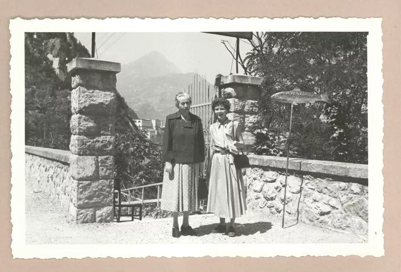 [Gabriela Mistral y Doris Dana en Rapallo]  [fotografía].