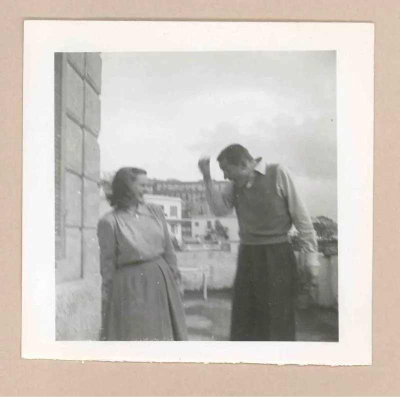 [Amigos de Gabriela Mistral y Doris Dana en Nápoles]  [fotografía].