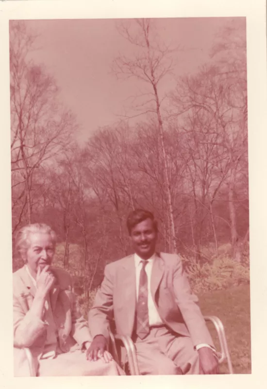 [Gabriela Mistral y un amigo en New York]  [fotografía].