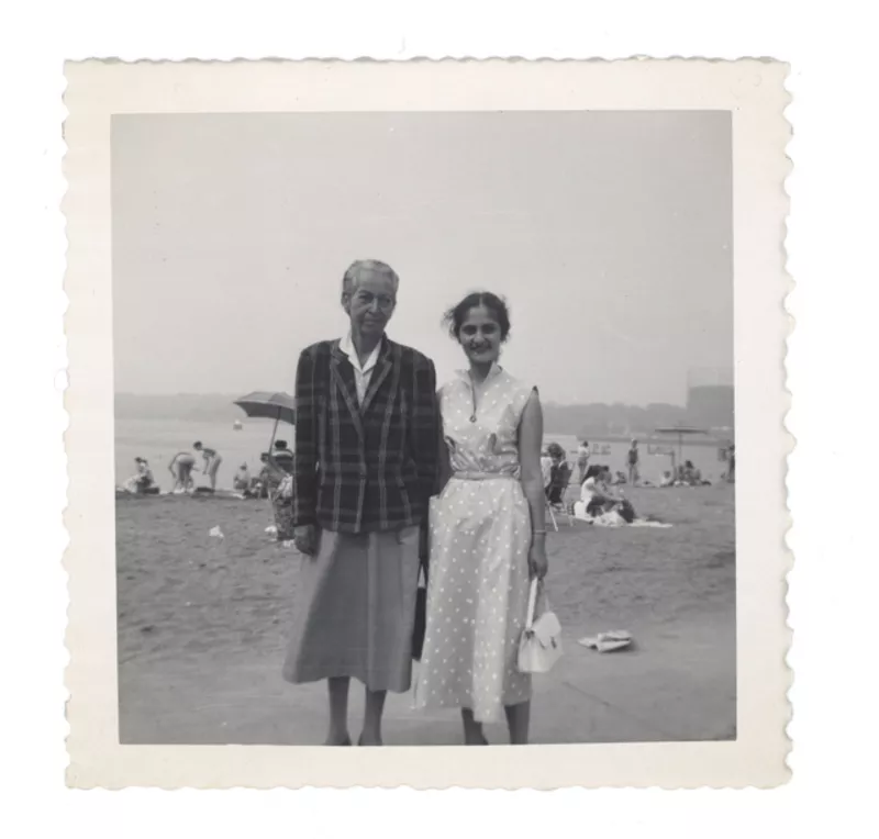 [Gabriela Mistral y una amiga en New York]  [fotografía].