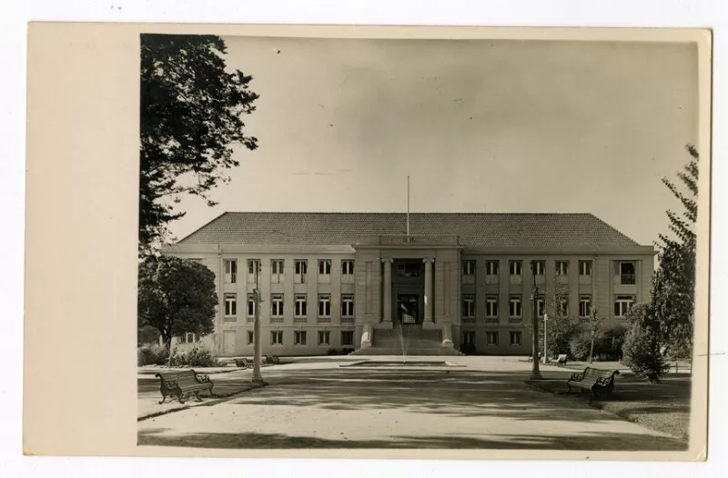 [Edificio Consistorial, Ilustre Municipalidad de Ñuñoa]  [fotografía].