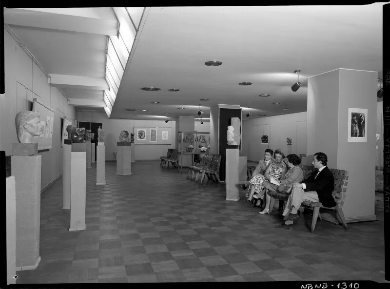 [Grupo de personas contemplando piezas expuestas]  [fotografía] Antonio Quintana.