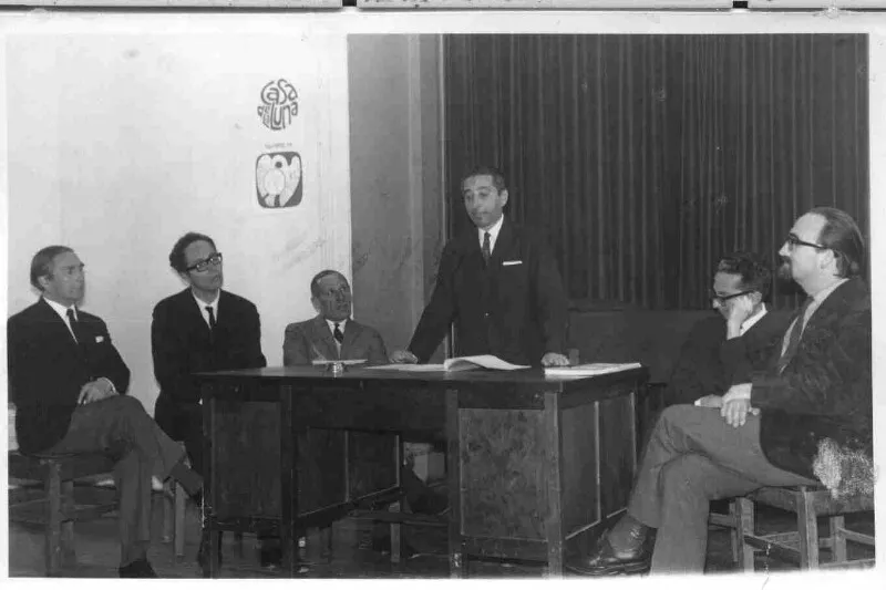 Conferencia  [Fotografía].