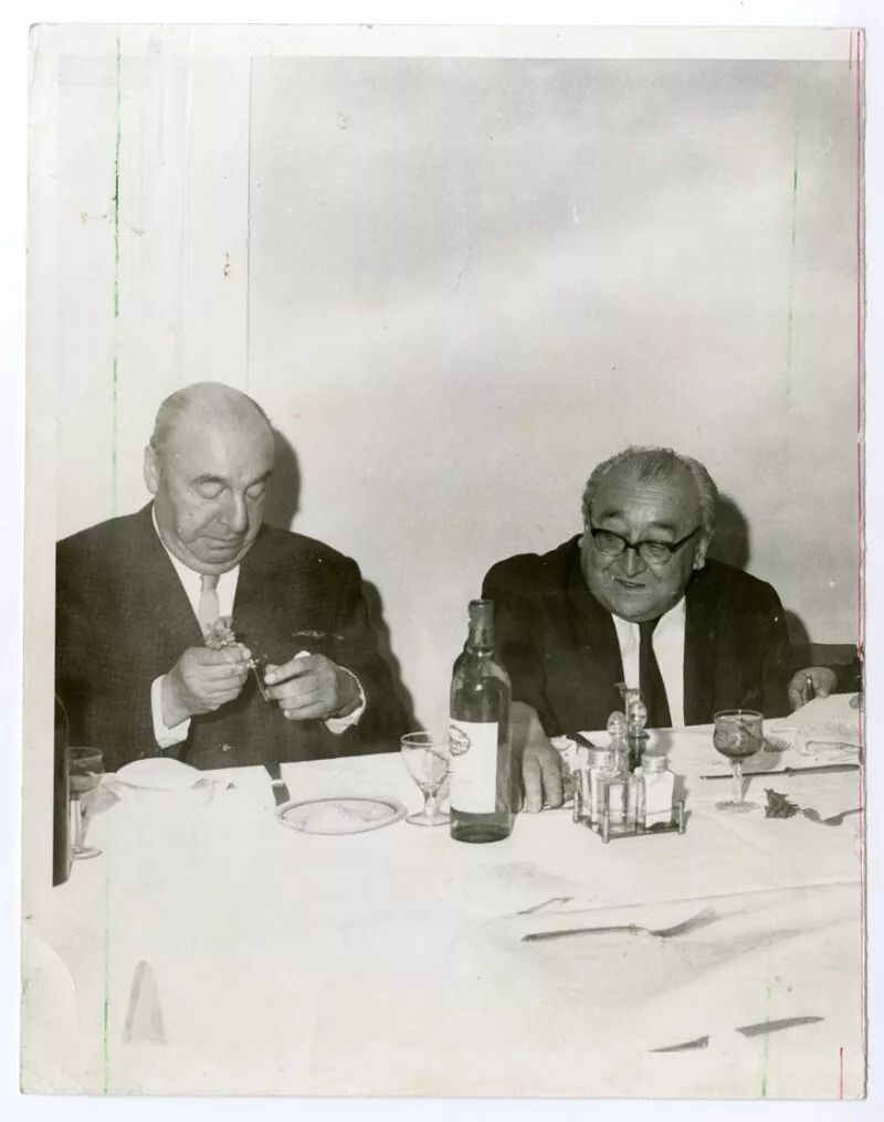 Andrés Sabella y Pablo Neruda  [Fotografía].