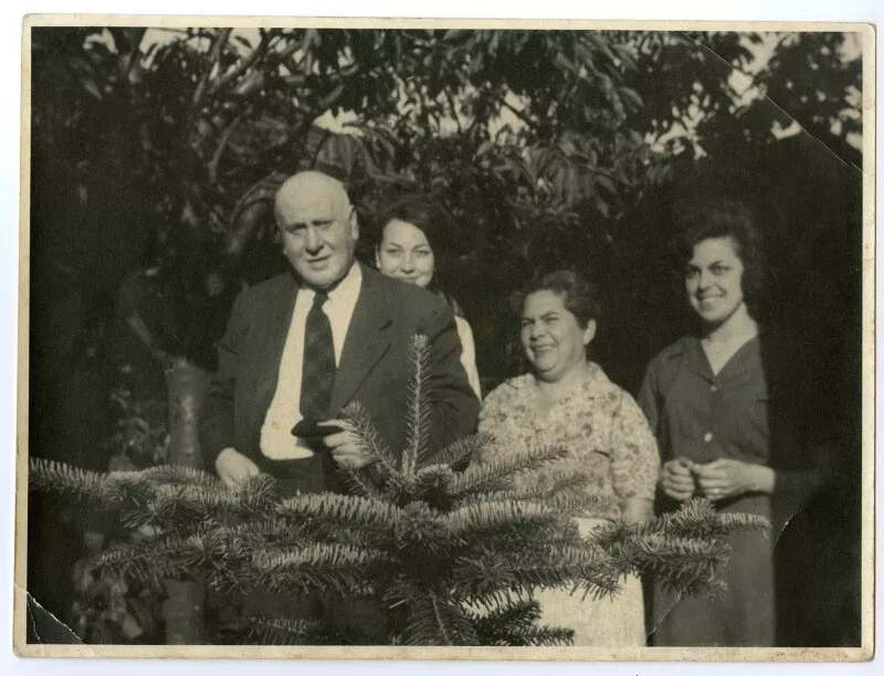 Fernando Santiván con sus hijas  [Fotografía].