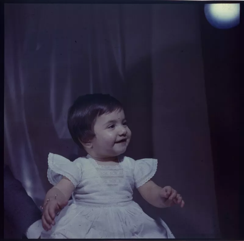 [Retrato plano medio corto de una pequeña niña con carita sonriente]  [fotografía] Ignacio Hochhäusler.