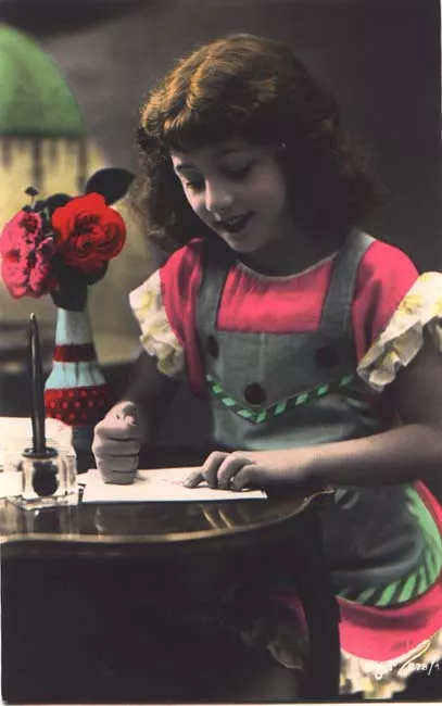 Niña escribiendo