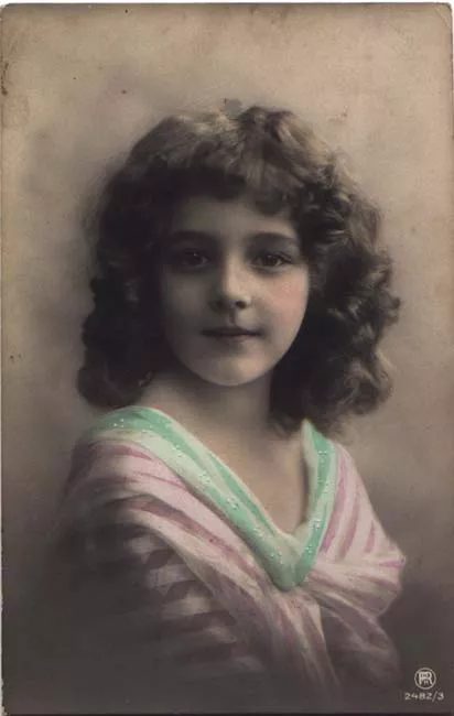 Niña con Vestido Rosado