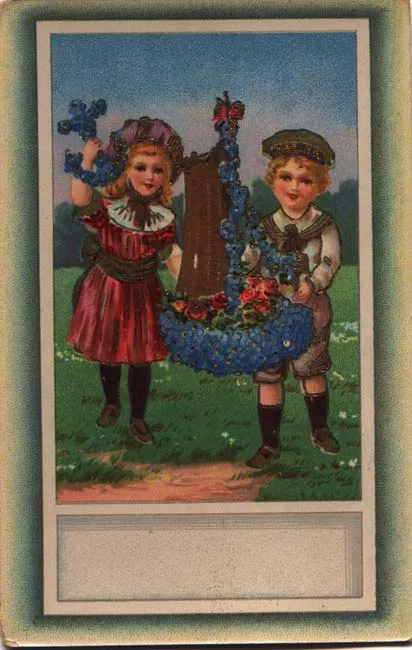 Pareja de Niños con Corona de Flores