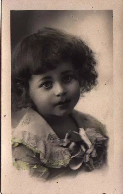 Niña con Rosa en el Pecho