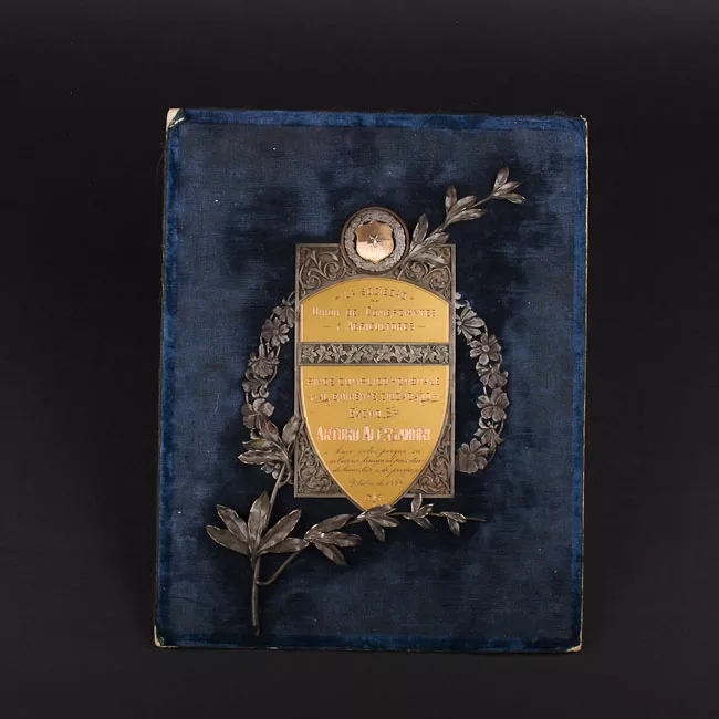 Placa conmemorativa de la Sociedad de Comerciantes y Agricultores