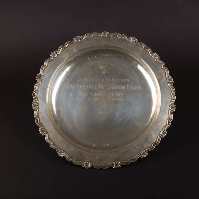 Bandeja conmemorativa. El personal del Senado a Arturo Alessandri en sus 80 años.
