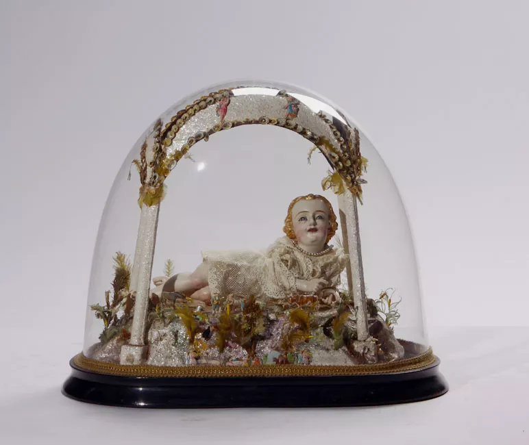 Niño Jesús yacente bajo baldaquino
