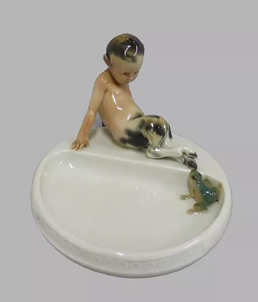 Niño fauno y la rana