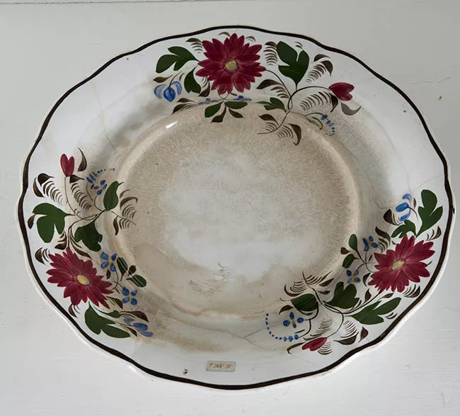 Plato grande de loza blanca floreada