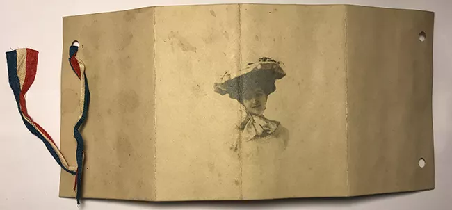 Envoltorio tipo sobre con fotografía de mujer