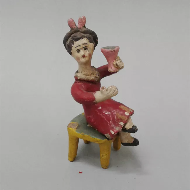 Mujer sedente brindado