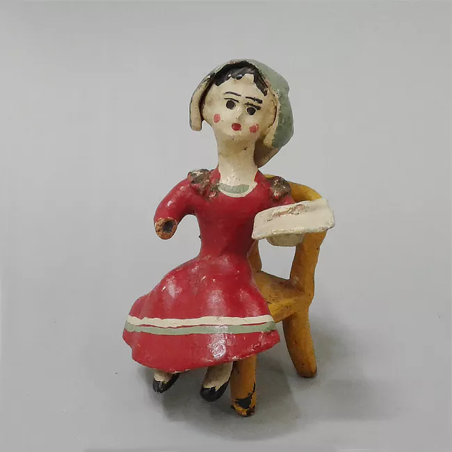 Mujer de rojo sentada