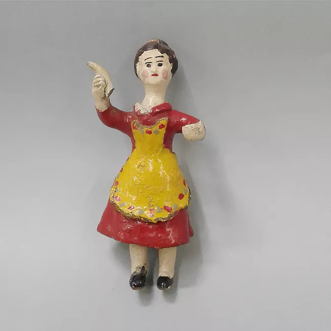 Mujer con delantal amarillo
